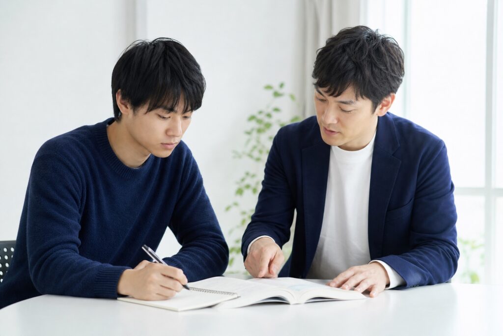 落ち着いた自習スペースで指導に集中する家庭教師と生徒の穏やかな一場面