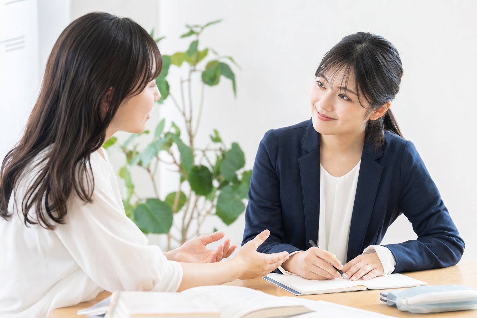 生徒の話にじっくり耳を傾けながら寄り添って指導する家庭教師