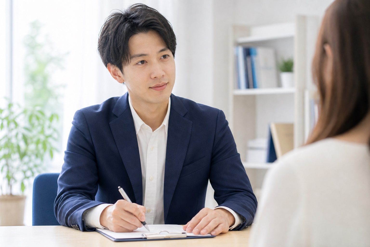 丁寧にヒアリングしながら相性を確認するスタッフと相談者の落ち着いた面談